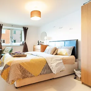 Modern Lovely Bedroom Close To Stations In East London, Zone 2 Homestay